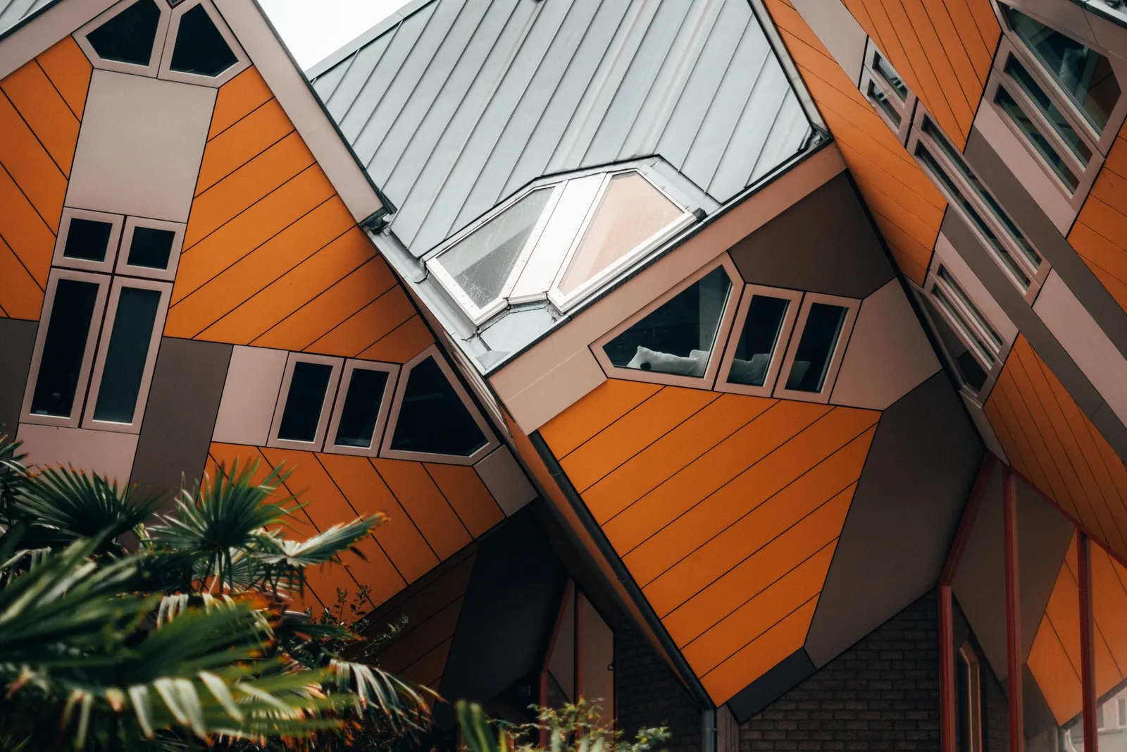 Les maisons cubes inclinées de Rotterdam, avec leurs façades jaunes, leurs toits de zinc et leurs lucarnes