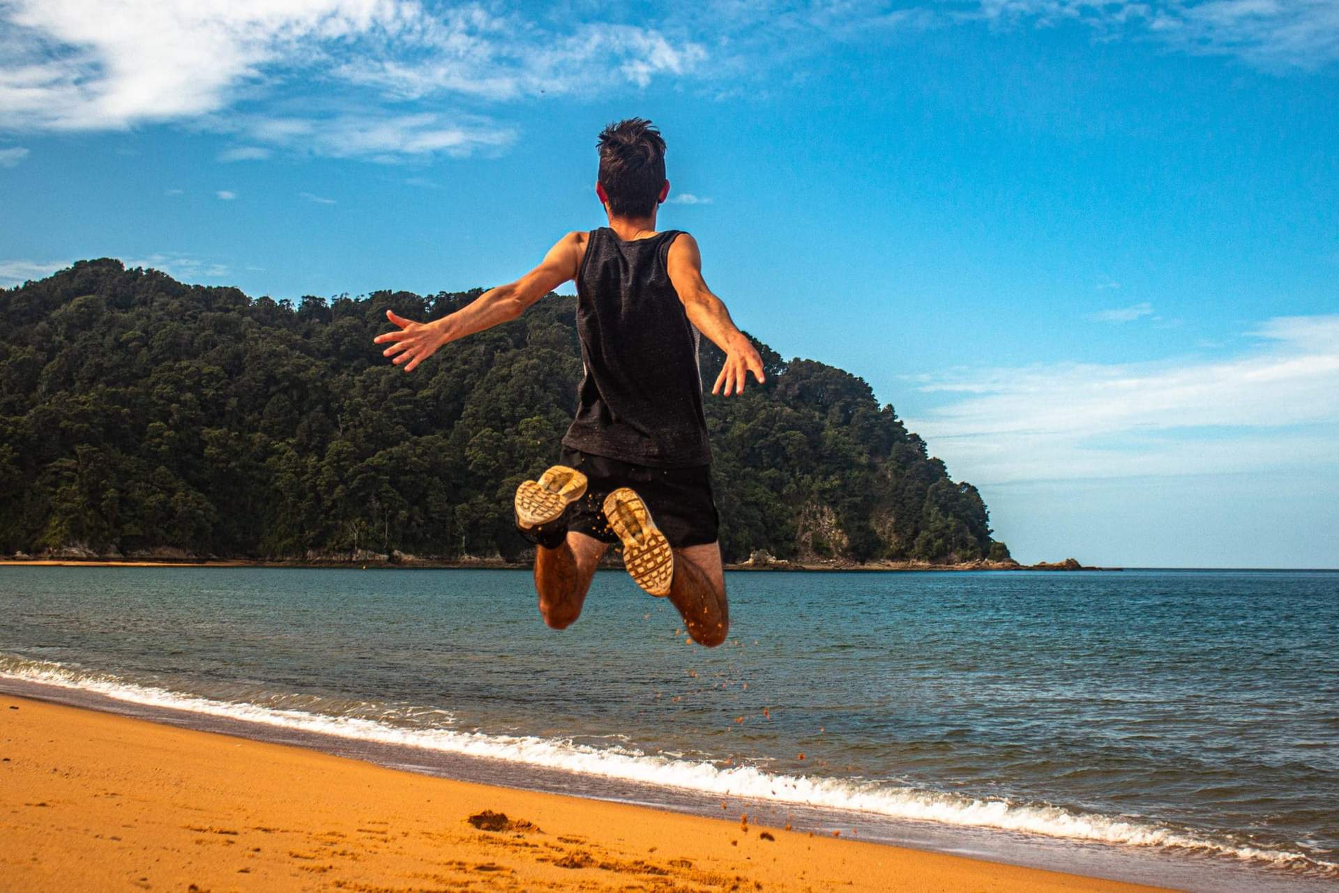 Pierre Bouyer saute sur la plage en Nouvelle Zélande