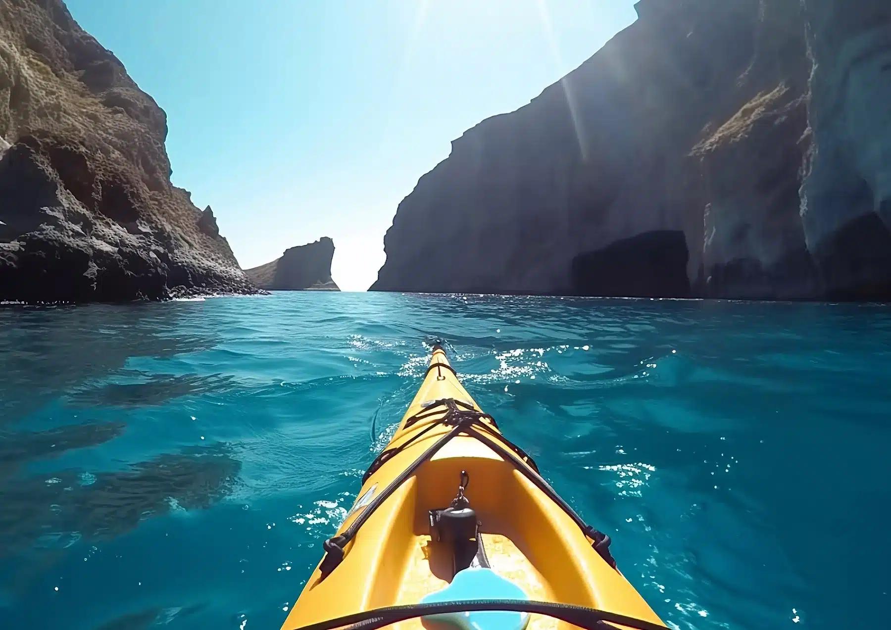 Kayak de mer à Santorin : Guide pour explorer l’île depuis le large — Santorin