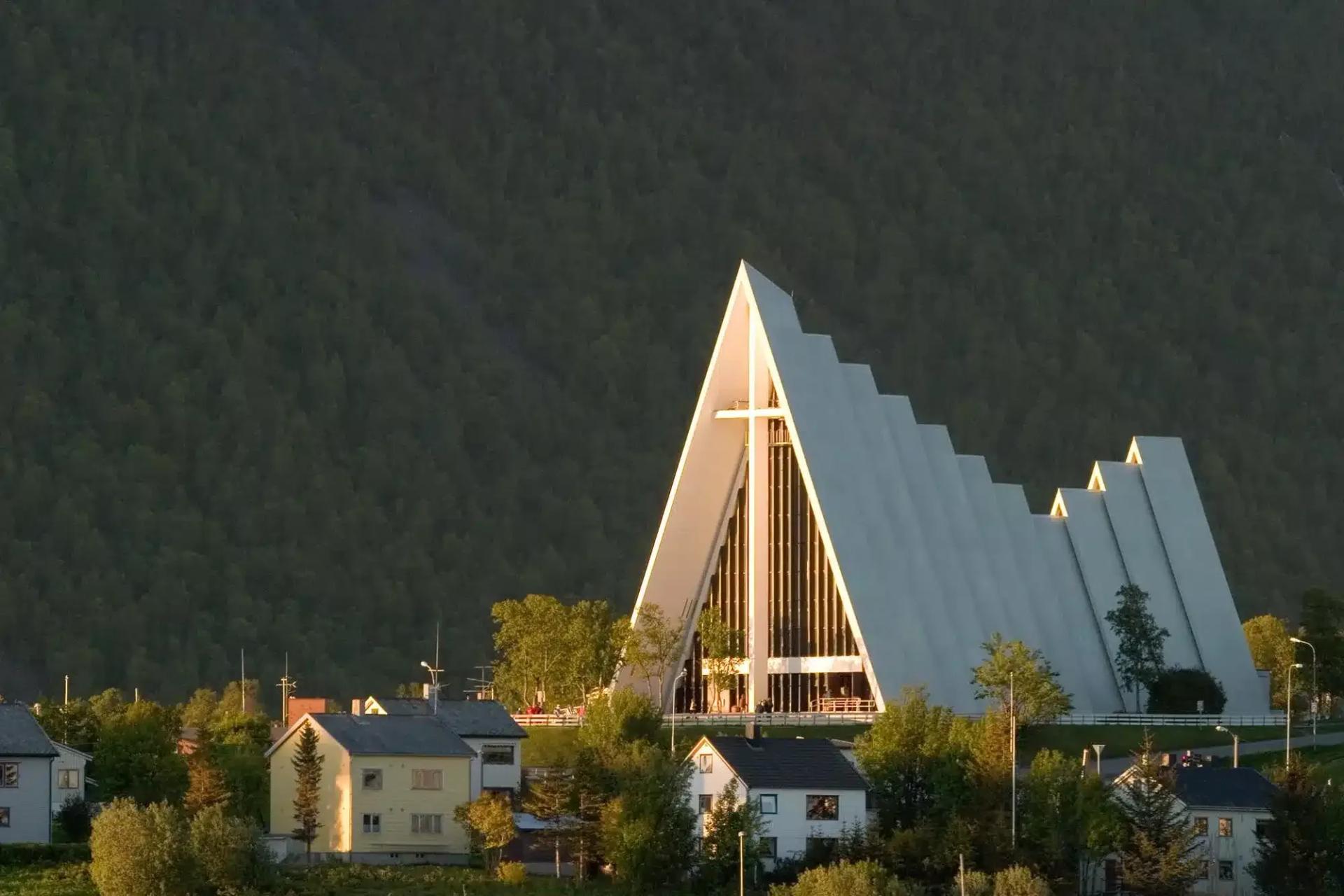 Découvrir la Cathédrale Arctique de Tromsø, joyau architectural dans les fjords norvégiens — Norvège