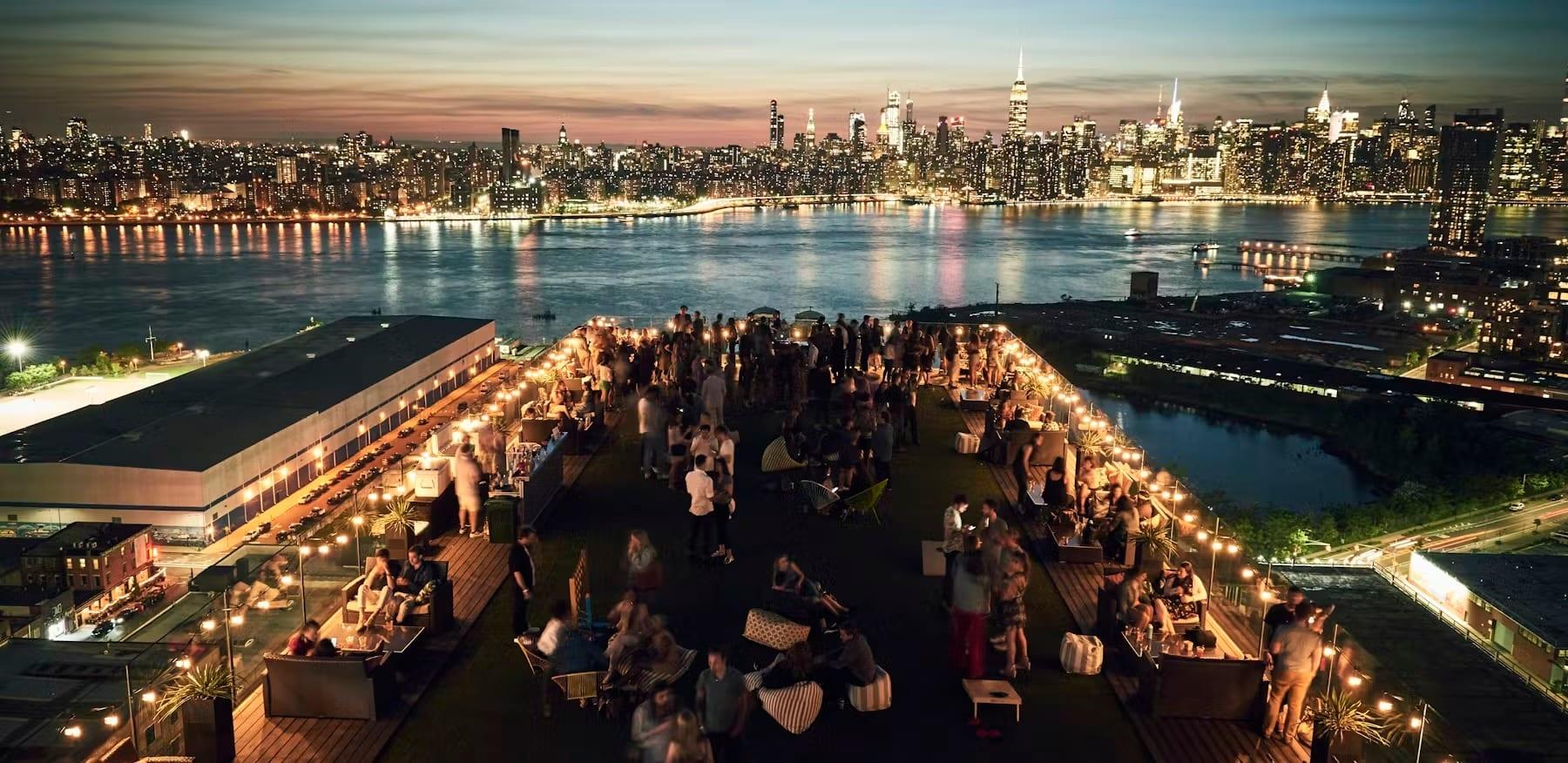 L'extraordinaire vue depuis Westlight à Brooklyn