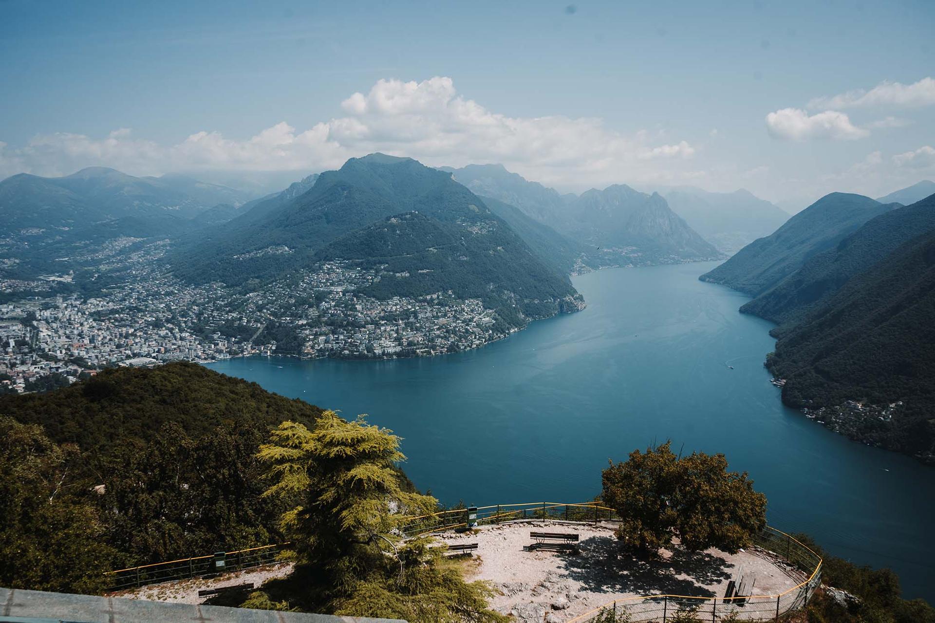 Le Mont San Salvatore à Lugano: Un Magnifique Panorama sur la Ville et le Lac — Suisse