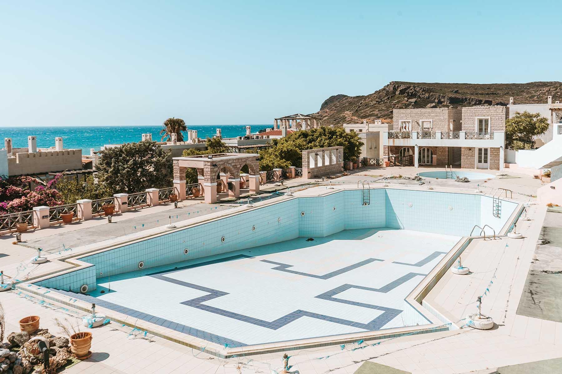 Exploration et urbex d’un hôtel en Crète – Shooting inattendu — 