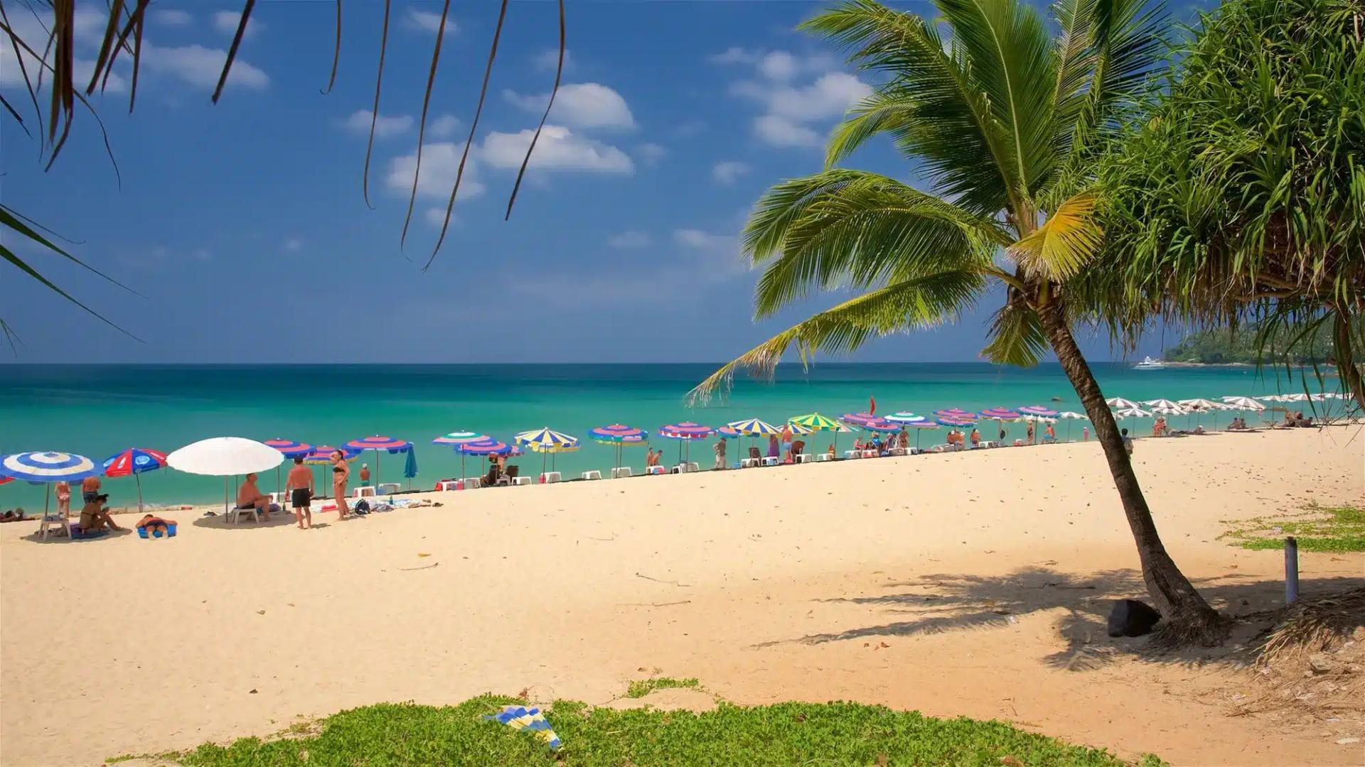 Surin Beach à Phuket : Une plage idyllique de l’Andaman — Thaïlande